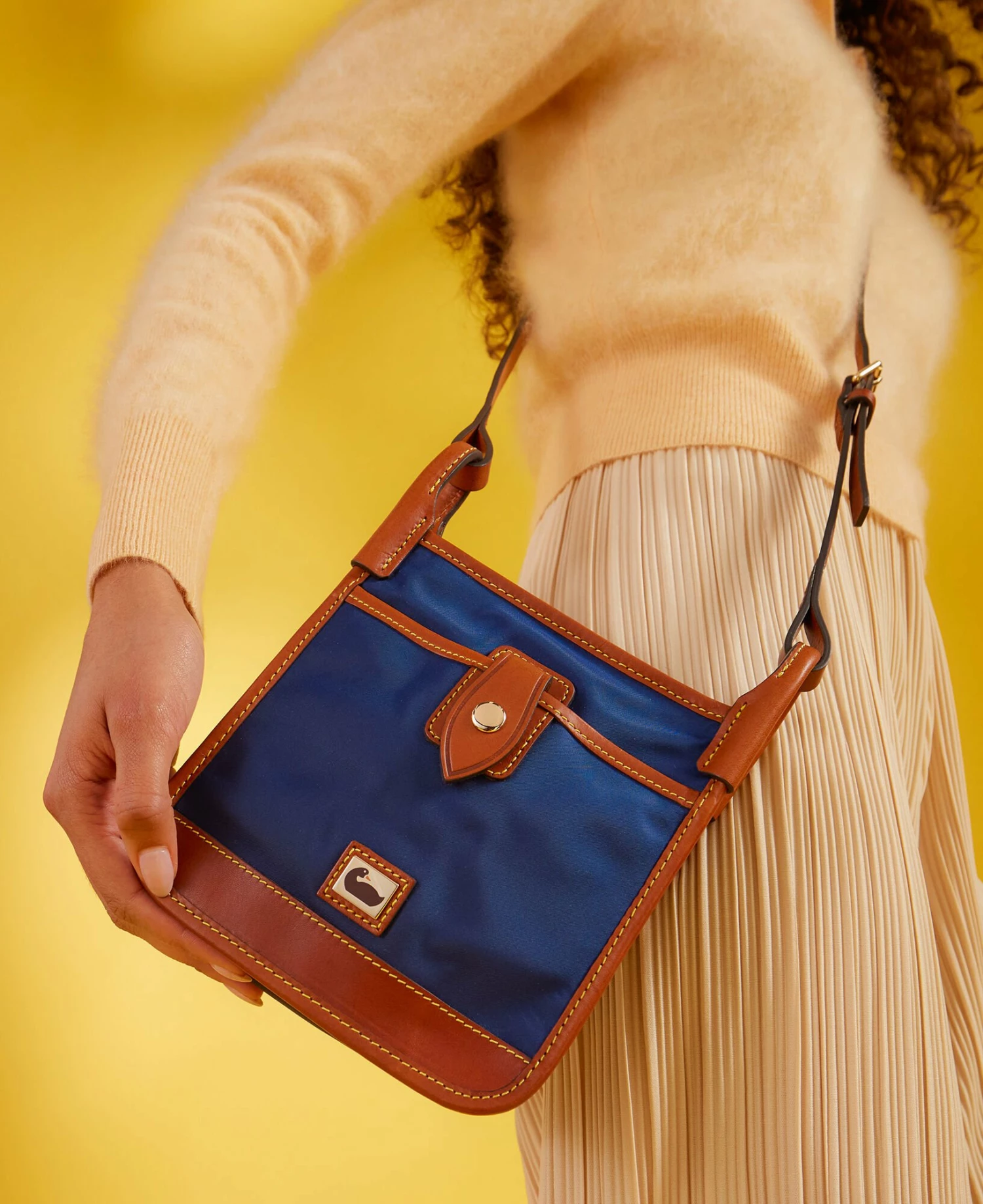 Wayfarer Letter Carrier Black Wayfarer Letter Carrier Black -Florentine Shop BCAMD1747 ILD lifestyle 1