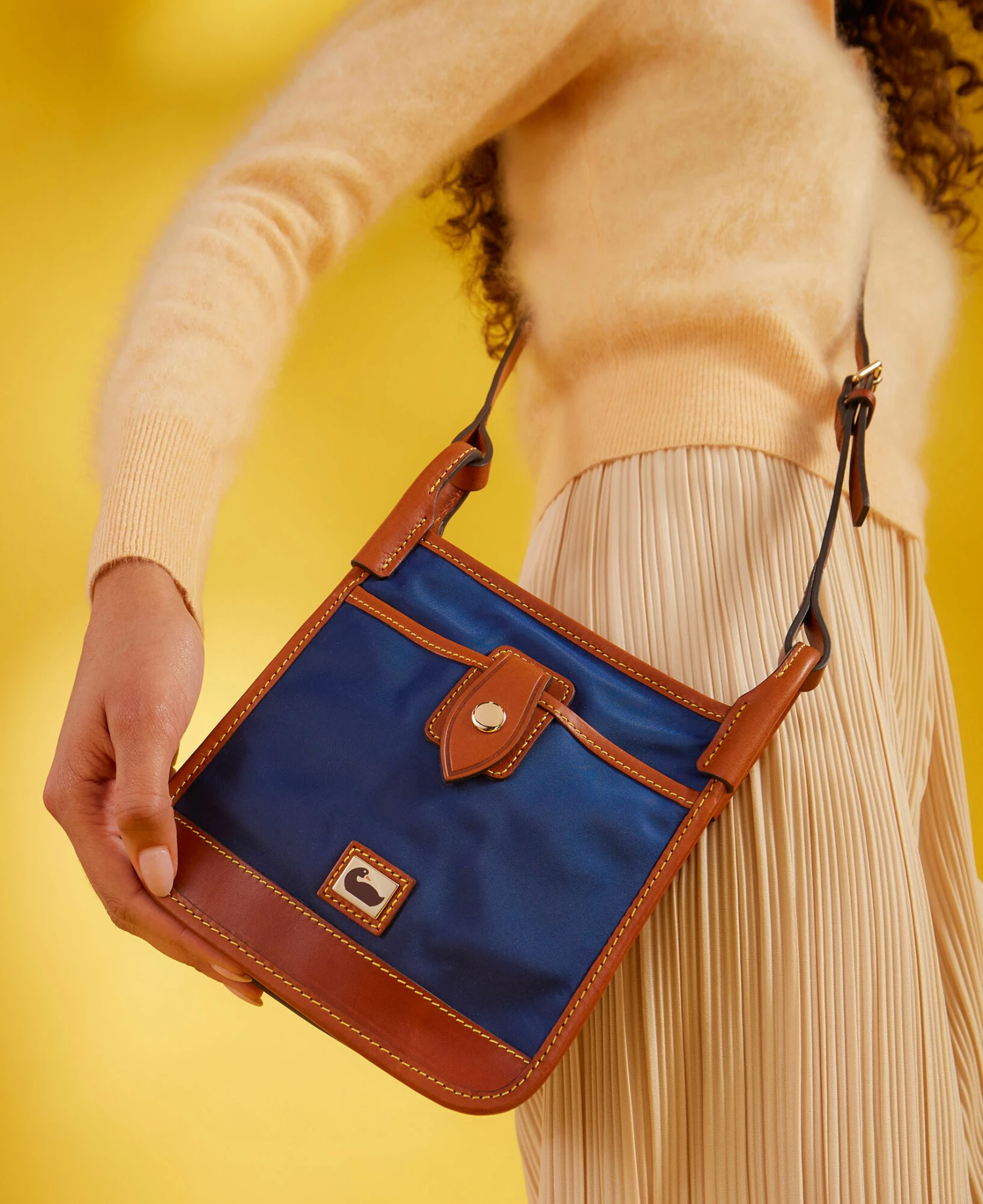 Wayfarer Letter Carrier Black Wayfarer Letter Carrier Black -Florentine Shop BCAMD1747 ILD lifestyle