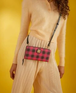 Tucker Large Zip Around Wristlet Crossbody Black -Florentine Shop BTUCK1792 ILD lifestyle 1