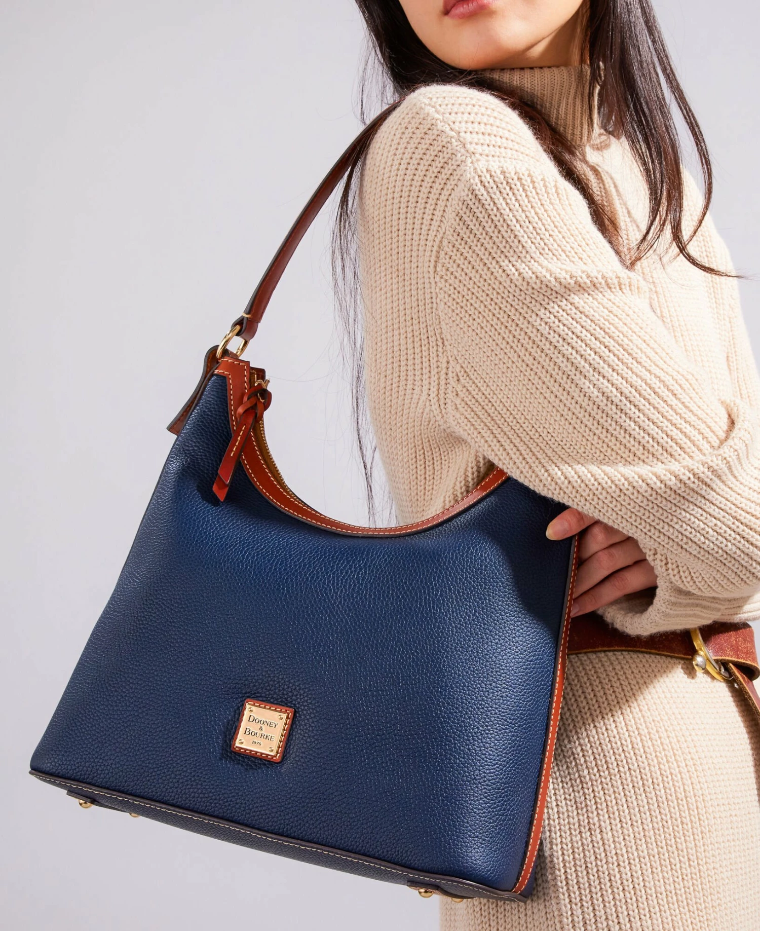 Pebble Grain Hobo Coral Pebble Grain Hobo Coral -Florentine Shop R1613 ILD lifestyle 1