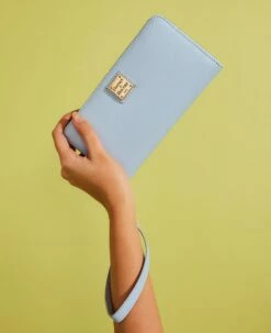 Saffiano Large Zip Around Wristlet Glacier Blue 6 Saffiano Large Zip Around Wristlet Glacier Blue -Florentine Shop W2SAF0126 ILD lifestyle 1